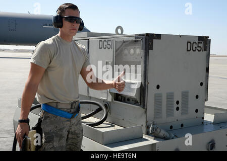 Airman 1st Class Taylor, KC-10 Extender Crewchief, vergewissert sich, dass die externe Stromversorgung Wagen an einem unbekannten Ort im Südwesten Asien 2. Februar 2015 einwandfrei funktioniert. Crew Chiefs behandeln viele Facetten der Bodenoperationen auf tanken, Brennstoffentnahme, Rangier-starten und Wiederherstellen des Flugzeugs. Taylor ist derzeit im Einsatz von Travis Air Force Base, Kalifornien, und ist ein Eingeborener von Belleview, S.D. techn. Sgt. Marie Brown) Stockfoto