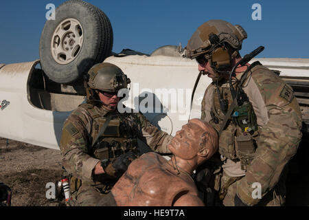 Pararescuemen aus der 83. Expeditionary Rescue Squadron bewegen einen Dummy simuliert einen Unfall, einen Wurf bei einer Bergung Übung in Bagram Air Field, Afghanistan, 23. Januar 2016. Die Übung erlaubt Service-Mitglieder aus der 83. ERQS und Craig Joint Theater Krankenhaus hier Gelegenheit, ihre Reaktion auf reale Notfallszenarien zu üben. Techn. Sgt. Robert Cloys) Stockfoto