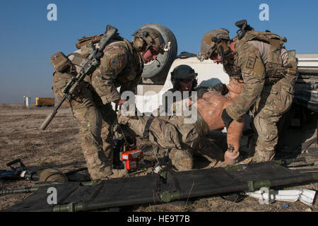 Pararescuemen aus der 83. Expeditionary Rescue Squadron bewegen einen Dummy simuliert einen Unfall, einen Wurf bei einer Bergung Übung in Bagram Air Field, Afghanistan, 23. Januar 2016. Die Übung erlaubt Service-Mitglieder aus der 83. ERQS und Craig Joint Theater Krankenhaus hier Gelegenheit, ihre Reaktion auf reale Notfallszenarien zu üben. Techn. Sgt. Robert Cloys) Stockfoto