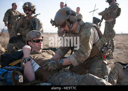 Ein Pararescueman aus der 83. Expeditionary Rescue Squadron bereitet einen Unfall, während einer Bergung Übung in Bagram Air Field, Afghanistan, 23. Januar 2016 geflogen werden. Die Übung erlaubt Service-Mitglieder aus der 83. ERQS und Craig Joint Theater Krankenhaus Gelegenheit, ihre Reaktion auf reale Notfallszenarien zu üben. Techn. Sgt. Robert Cloys) Stockfoto