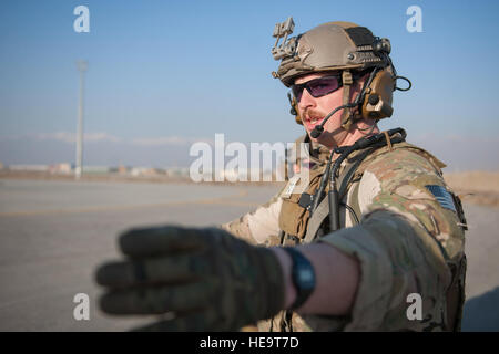 Ein Pararescueman aus der 83. Expeditionary Rescue Squadron bereitet sich auf einen Hubschrauber, anzukommen und Verluste bei einer Bergung Übung Bagram Airfield, Afghanistan, 23. Januar 2016 zu evakuieren. Die Übung erlaubt Service-Mitglieder aus der 83. ERQS und Craig Joint Theater Krankenhaus Gelegenheit, ihre Reaktion auf reale Notfallszenarien zu üben. Techn. Sgt. Robert Cloys) Stockfoto