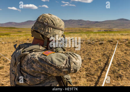 Ein Soldat der US-Armee zugewiesen, 16. Combat Aviation Brigade, 7. Infanterie-Division, Brände eine M4-Gewehr während des Trainings in Yakima Training Center, Washington, 25. Juni 2016. Der Soldat war Teil eines Bataillons-Größe live-Feuer-Übung, das Boden- und Vermögenswerte enthalten. Stockfoto