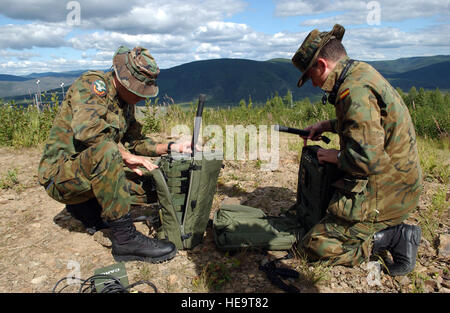 EIELSON AIR FORCE BASE, Alaska - Flieger 1. Klasse Diego Figuerua (links) und Senior Airman Francisco Infiesta (rechts), spanische Luftwaffe, Tactical Air Control Party, richten Sie ein PRC-117 multiband-Radio mitzuteilen, die Flugzeuge auf der Pazifik Alaska Range Complex am 16. Juli während rote Fahne-Alaska 07-3. Der Park bietet 67.000 Quadratmeilen des Luftraums, einen konventionellen Bombardierung Bereich und zwei taktische Bombardierung Bereiche mit mehr als 400 verschiedene Arten von Zielen und mehr als 30 Bedrohung Simulatoren lässt sich auszutauschen, Taktiken, Techniken und Verfahren und Stichworte zu verbessern Stockfoto