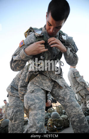 SPC. Bridger Liebe DESUNTERNEHMENS 197. spezielle Truppen (Airborne), Utah Army National Guard, rüstet sich für eine static-Line in der Luft Nachtbetrieb bei Hill Air Force Base in Utah, 14. Oktober 2011.  Die Fallschirmjäger an Bord einen c-130 Hercules und bereiten Sie springen aus einer Höhe von 1.500 Fuß an der Global One Drop-Zone in Fairfield, Utah unter dem Deckmantel der Dunkelheit; Das erfüllt die vierteljährlichen Schulungsanforderungen für das Gerät.  Tech Sgt. Anika K. Jones) Stockfoto