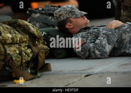 Utah Army National Guard, 197. spezielle Truppen Unternehmen (Airborne) Staff Sgt Josh Smith, ruht während des Wartens auf der Flightline auf der Hill Air Force Base in Utah, vor einem static-Line in der Luft Nachtbetrieb in Utah 14. Oktober 2011. Die Fallschirmjäger Fallschirm aus einer c-130 Hercules aus der 30. Airlift Squadron von Cheyenne, Wyoming Stockfoto