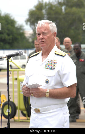 UTAPAO, Thailand - Admiral Timothy J. Keating, Commander, US Pacific Command, Camp H. M. Smith, Hawaii, Slips Medien auf die Vorräte fallenlassen aus einer c-130 für die Opfer des Zyklons Nargis in Birma Mai 12. Der c-130 ist das erste Flugzeug ins Land geflogen werden, da Erlaubnis erteilt wurde, gerne mit Hilfsmaßnahmen darunter fünf Paletten von Wasser, Moskitonetz und decken. (USAF Foto/Senior Airman Sonya Croston) () Stockfoto