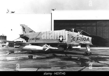 Diese McDonnell F-4 b-9i (F4H-1) von der US Navy (BuNo 149405) wurde F-110A und späteren F - 4 C mit USAF S/N 62-12168 umbenannt. (Foto der US Air Force) Stockfoto