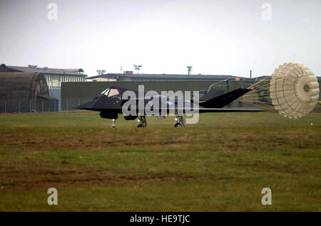 Ein uns Air Force (USAF) F-117A Nighthawk Flugzeug zugewiesen, 49th Fighter Wing (FW), Taxis mit seinen Drag-Rutsche im Einsatz nach der Landung auf der Piste in Spangdahlem Air Base (AB), Deutschland. Stockfoto