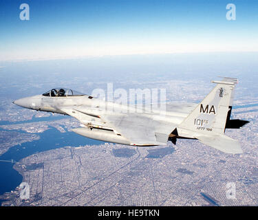 OPERATION NOBLE EAGLE (AFIE)--eine f-15 Eagle von Massachusetts Air National Guardís 102nd Kämpfer-Flügel fliegt über New York City zur Unterstützung der Operation Noble Eagle combat Air Patrol Mission. Mehr als 30.000 Menschen in den ANG und Air Force Reserve Command wurden in den aktiven Dienst zur Unterstützung von Operationen Noble Eagle und Enduring Freedom genannt.  Lieutenant Colonel Bill Ramsey) Stockfoto