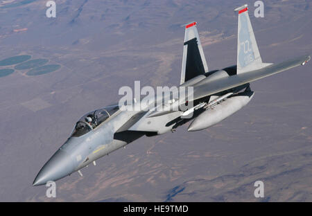 Eine F - 15C Eagle vom 67. Fighter Squadron, Kadena Air Base, Japan, trennt sich von einer KC-135 Stratotanker zugewiesen, die 185 Geschwader tanken, Iowa Air National Guard, nachdem er Kerosinkocher während rote Fahne 09-1 am Nellis Air Force Base, Nevada, 24. Oktober 2008. Staff Sgt. Kenia Shiloh) Stockfoto