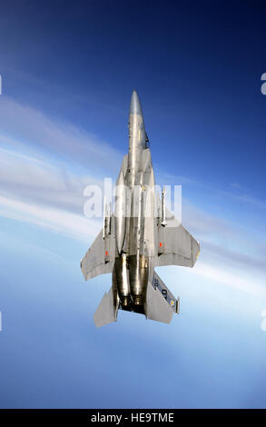 Ein uns Air Force (USAF) F - 15C Eagle Flugzeug Ablösung 1 zugewiesen, gelegen 28. Test Squadron auf Nellis Air Force Base, Nevada, Manöver in einem vertikalen Aufstieg während einer Mission, die AIM-9 X Sidewinder Kurzstrecken, Heat-seeking Luft abfangen-Rakete, geleitet durch die Air Force-Funktionsprüfung und Evaluation Center, Detachment 2 an Eglin AFB, Florida (FL) zu bewerten. Stockfoto