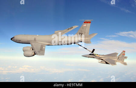 F - 15C Eagles aus der 67. Fighter Squadron auf der Kadena Air Base, Japan, sind gemeinsame bilaterale Training mit anderen US-Truppen und die Japan Air Self-Defense Force 25. Februar 2010 von einer KC-135 Stratotanker aus der 909th Air Refueling Squadron betankt. Techn. Sgt Angelique Perez) Stockfoto