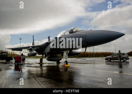 Ein Theater-Sicherheitspaket von F - 15C Adler, 159. Expeditionary Kämpfer-Geschwader zugewiesen parkt an der Flightline auf Leeuwarden Air Base, Niederlande, 1. April 2015. Die f-15 s von Florida und Oregon Air National Guard werden eingesetzt, als die ersten nach Europa immer ANG TSP hier. Diese f-15 wird Ausbildung neben unseren NATO-Verbündeten, um Interoperabilität zu stärken und US-Engagement für die Sicherheit und Stabilität in Europa durchführen.  Staff Sgt. Ryan Crane) Stockfoto