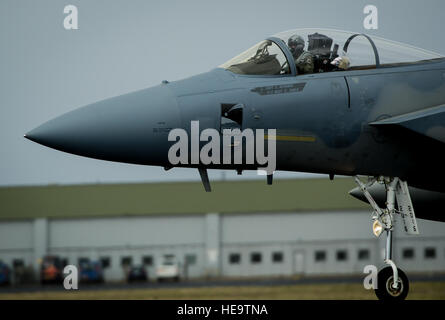 Eine F - 15C Eagle, 159. Expeditionary Kämpfer-Geschwader zugewiesen landet in Leeuwarden Air Base, Niederlande, 1. April 2015. Die f-15 s von Florida und Oregon Air National Guard werden eingesetzt, als die ersten nach Europa immer ANG Theater Sicherheits-Paket hier. Diese f-15 wird Ausbildung neben unseren NATO-Verbündeten, um Interoperabilität zu stärken und US-Engagement für die Sicherheit und Stabilität in Europa durchführen.  Staff Sgt. Ryan Crane) Stockfoto