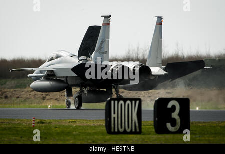 Eine F - 15C Eagle, 159. Expeditionary Kämpfer-Geschwader zugewiesen landet in Leeuwarden Air Base, Niederlande, 1. April 2015. Die f-15 s von Florida und Oregon Air National Guard werden eingesetzt, als die ersten nach Europa immer ANG Theater Sicherheits-Paket hier. Diese f-15 wird Ausbildung neben unseren NATO-Verbündeten, um Interoperabilität zu stärken und US-Engagement für die Sicherheit und Stabilität in Europa durchführen.  Staff Sgt. Ryan Crane) Stockfoto