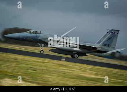 Eine F - 15C Eagle, 159. Expeditionary Kämpfer-Geschwader zugewiesen landet in Leeuwarden Air Base, Niederlande, 1. April 2015. Die f-15 s von Florida und Oregon Air National Guard werden eingesetzt, als die ersten nach Europa immer ANG Theater Sicherheits-Paket hier. Diese f-15 wird Ausbildung neben unseren NATO-Verbündeten, um Interoperabilität zu stärken und US-Engagement für die Sicherheit und Stabilität in Europa durchführen.  Staff Sgt. Ryan Crane) Stockfoto