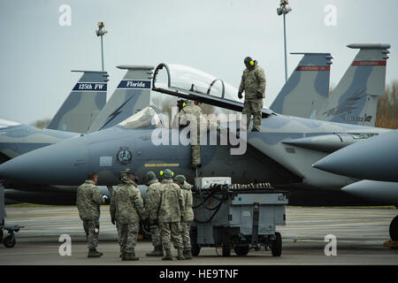 Ein Theater-Sicherheitspaket von F - 15C Adler, 159. Expeditionary Kämpfer-Geschwader zugewiesen parkt an der Flightline auf Leeuwarden Air Base, Niederlande, 1. April 2015. Die f-15 s von Florida und Oregon Air National Guard werden eingesetzt, als die ersten nach Europa immer ANG TSP hier. Diese f-15 wird Ausbildung neben unseren NATO-Verbündeten, um Interoperabilität zu stärken und US-Engagement für die Sicherheit und Stabilität in Europa durchführen.  Staff Sgt. Ryan Crane) Stockfoto