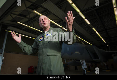 Generalmajor Eric Vollmecke spricht mit lokalen niederländischen Medien über die aktuelle US-Theater Sicherheitspaket von F - 15C Adler in Leeuwarden Air Base, Niederlande, 3. April 2015. Die f-15 s von Florida und Oregon Air National Guard werden eingesetzt, als die ersten nach Europa immer ANG TSP hier. Diese f-15 wird Ausbildung neben unseren NATO-Verbündeten, um Interoperabilität zu stärken und US-Engagement für die Sicherheit und Stabilität in Europa durchführen. Vollmecke ist die ANG Mobilisierung Assistent der Commander, US Air Forces in Europa und Afrika Air Forces.  Staff Sgt. Ryan Crane) Stockfoto