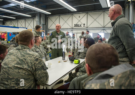 Generalmajor Eric Vollmecke spricht über ihre Rolle im aktuellen Theater-Sicherheitspaket von F - 15C Adler in Leeuwarden Air Base, Niederlande, 3. April 2015 Flieger. Die f-15 s von Florida und Oregon Air National Guard werden eingesetzt, als die ersten nach Europa immer ANG TSP hier. Diese f-15 wird Ausbildung neben unseren NATO-Verbündeten, um Interoperabilität zu stärken und US-Engagement für die Sicherheit und Stabilität in Europa durchführen. Vollmecke ist der Kommandeur, US Air Forces in Europa und Afrika Air Forces ANG Mobilisierung Assistentin.  Staff Sgt. Ryan Crane) Stockfoto