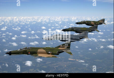 Diese Formation der Kampfflugzeuge f-4 Phantom II, sporting eine Vietnam-Ära Lackierung, fliegen in Formation während einer Flugvorführung Erbe über nordwestlichen Florida.  Das Heritage Flight-Programm wurde 1997 zum 50. Jahrestag der U. S. Air Force gegründet und umfasst Jagdflugzeug aus dem zweiten Weltkrieg zu den letzten alle fliegen in Formatoin feiern und zeigen die Entwicklung der Air Force Air Power.  Diese f-4's, jetzt gemeinhin als das Nashorn QF-4, die 82. Aerial Target Geschwader am Tyndall Air Force Base, Florida zugeordnet sind.  Sie bieten Stockfoto