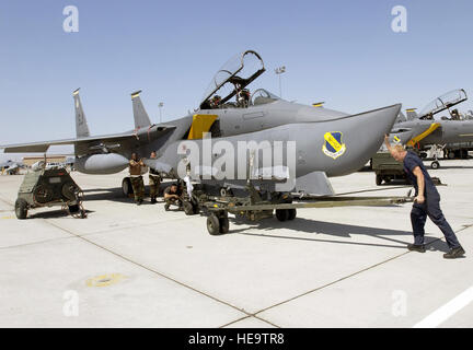 UNS Flieger der Air Force (USAF) zugewiesen, der 4. Equipment Maintenance Squadron (EMS), Seymour Johnson Air Force Base (AFB), South Carolina (SC), entfernen Sie eine konforme Kraftstofftanks aus ein USAF F-15E Strike Eagle Flugzeug an der Flightline auf Nellis Air Force Base (AFB), Nevada (NV), während der Übung zu bekämpfen Hammer, eine Waffe System Evaluation Program durchgeführt bei Hill Air Force Base (AFB) , Utah (UT). Stockfoto