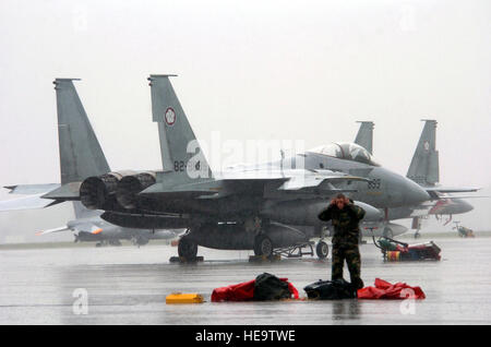 041116-F-1740G-016 HYAKURI AIR BASE, Japan (AFPN)-Flieger First Class Cason Conley, (rechts), eine f-15 Kampfjet crew chief 67. Aircraft Maintenance Unit, Kadena Air Base, Japan, ist in schweren Regen nach dem Start seines Flugzeugs bei Hyakuri Air Base, Japan während der Übung Keen Sword 2005 gefangen. Scharfen Schwert ist ein bilateraler Verteidigungsübungen zur Praxis Japan gegen ausländische Aggression zu verteidigen. Das Ziel der Übung ist, zur Interoperabilität zwischen japanische Air Self Defense Force (JASDF), U.S. Navy, U.S. Air Force, US Marine Corps zu erreichen, und zur Ausübung Kommando- und s Stockfoto