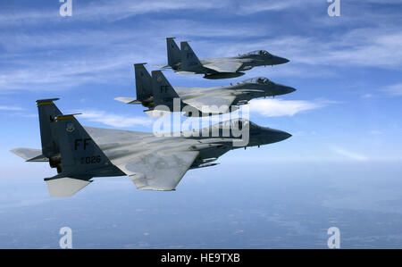 Generalmajor Peter Milohnic, Captain Jonathan Gration und Oberstleutnant John Saghere fliegen über den Atlantik - eine f-15 Eagle Abschlusstraining Mission in der 27. Jagdstaffel.  Nach Okt. 1 beginnt das Gerät offiziell die Migration der ersten operativen F/A-22 Raptor Staffel bis Mitte 2005 zu werden.   Techn. Sgt. Ben Bloker) Stockfoto