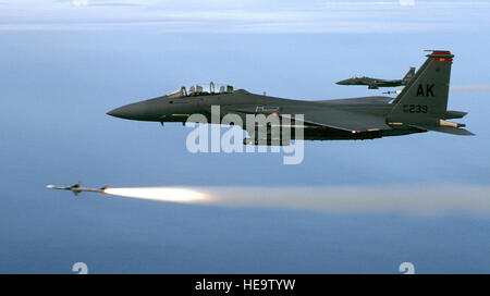 Zwei F-15E von 90. Fighter Squadron, Elmedorf AFB, Alaska, Feuer ein paar der AIM - 7M während einer Trainingsmission ist. Die Mission fand über den Golf von Mexiko direkt an der Küste von Florida. (Major Gary) Stockfoto