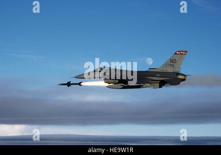 US Air Force (USAF) Oberstleutnant (LCOL) Brian "Slurpy" Sivertson feuert eine AIM-7 Sparrow Luft-Luft-Raketen aus einer F-16A Fighting Falcon über dem Golf von Mexiko, während eine Bekämpfung Archer, ein Air Weapons System Evaluation Program. Stockfoto