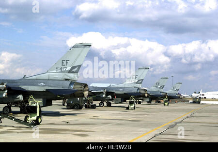 Vier uns Air Force (USAF) F - 16C Fighting Falcon Flugzeuge vom 147. Fighter Wing (FW) Ellington Field, Houston, Texas (TX) auf der Flightline in Egg Harbor Township, New Jersey (NJ) zur Unterstützung der Operation NOBLE EAGLE geparkt. Stockfoto