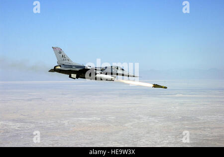 Ein uns Air Force (USAF) F - 16C Fighting Falcon Flugzeuge zugewiesen 160. Fighter Squadron (FS), 187. Fighter Wing (FW), Alabama (AL) Air National Guard (ANG) Feuer befindet sich eine AGM - 65 D Maverick Luft-Boden Raketen über die Utah Test und Training, während des Trainings zu bekämpfen Hammer, ein Waffensystem Evaluation Program, veranstaltet von der 83. Jagdstaffel Waffen am Tyndall, AFB, Florida (FL). Stockfoto