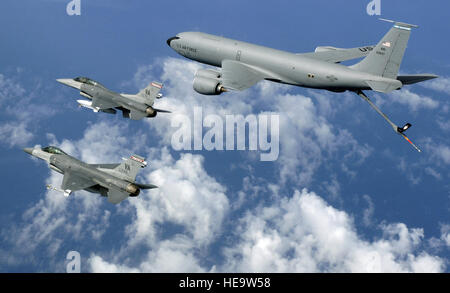 Die Honorable Mark Warner, Gouverneur von Virginia, Fahrten auf dem Rücksitz von einem US-Air Force F - 16D Fighting Falcon (Mitte), pilotiert von Oberst Pete Bonanni, während einer Trainingsmission vor der Küste von Virginia, 6. Oktober 2005.  Oberst Bonanni, Commander, 192. Fighter Wing, Virginia Air National Guard, ist in Formation mit anderen f-16 Fighting Falcon (links) und eine Boeing KC-135 Stratotanker von Hew Hampshire Air National Guard.   Tech Sgt. Ben Bloker) (veröffentlicht) Stockfoto