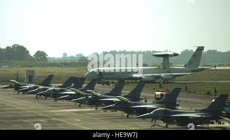 KALAIKUNDA AIR STATION, Indien (AFPN)--f-16 Fighting Falcons aus der 13. Jagdstaffel an Misawa Air Base, Japan, und eine e-3 Sentry airborne Warn- und System von Flugzeugen aus der 961st in der Luft Air Control Squadron auf der Kadena Air Base, Japan, füllen die Flightline hier. Staffeln und Flieger aus im gesamten Pazifik Luftwaffen sind hier die Übung fertig zu werden Indien 06 beteiligt sich die 7. November begann.  Captain John Redfield) Stockfoto