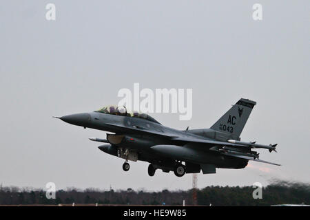 Ein US-Air Force F - 16D Fighting Falcon von der New Jersey Air National Guard 177. Kämpfer-Flügel mit Pierre Thomas, Senior-Gerechtigkeit-Korrespondent für ABC News, startet vom Flughafen von Atlantic City, NJ, Jan. 28 während einer Intercept-Übung mit der Civil Air Patrol in Vorbereitung für Super Bowl XLVIII. Mittel der US-Luftwaffe werden in einem gemeinsamen Team mit dem FBI, Zoll und Grenzschutz, Civil Air Patrol und die FAA bietet Sicherheit für den Super Bowl in der Luft am Spieltag.  Techn. Sgt. Matt Hecht Stockfoto