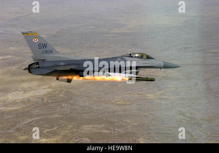 Ein uns Air Force (USAF) J F - 16C Fighting Falcon Flugzeuge zugeordnet, der 79th Fighter Squadron (FS), Shaw Air Force Base (AFB), South Carolina (SC), startet eine AGM - 65D Maverick-Raketen über die Utah Test und Training während der Übung zu bekämpfen Hammer, eine Waffe System Evaluation Program bei Hill Air Force Base (AFB), Utah (UT) durchgeführt. Stockfoto