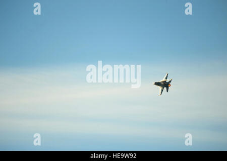 Ein US-Air Force F - 16CM Fighting Falcon fliegt durch den Himmel über Shaw Air Force Base, S.C., 18. Dezember 2014. Die F - 16CM ist ein multi-Role Kämpfer Jet mit der Fähigkeit, eine Luft-Luft-Rolle an der Note eines Knopfes aus eine Luft-Boden-Rolle wechseln.  Senior Airman Jensen Stidham Stockfoto