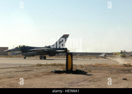 Eine f-16 führt eine Barriere Engagement Zertifizierung bei Kirkuk Regional Air Base, Irak, Dez. 16.  Im Norden und Süden Barrieren wurden getestet, nach Süden Mobile Flugzeuge verhaften System wurde aufgrund eines Hydraulik-Lecks ersetzt. Senior Airman Randi Flaugh) Stockfoto