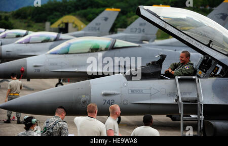 Ersten Lt. Bryce Turner, 80. Kämpfer-Geschwader f-16 Fighting Falcon pilot, Kunsan Air Base, Republik Korea, Gespräche mit Piloten aus 80. Aircraft Maintenance Unit bei der Ankunft, Jungwon Air Base, ROK, während Buddy Flügel 15: 6, 8. Juli 2015. In dem Bemühen, die USA und ROKAF Luft Kampfkraft, Buddy Flügel zu verbessern, die Übungen mehrmals im Laufe des Jahres, auf der Halbinsel durchgeführt werden zu schärfen Interoperabilität zwischen den alliierten Streitkräften, so daß, wenn sein muss, sind sie immer bereit, als eine kombinierte Kraft zu kämpfen.  Nick Wilson Staff Sgt Stockfoto