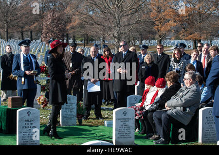 Ginger Gilbert Ravella, spricht in ihrem späten Ehemann Generalmajor Troy Gilbert Erinnerung Begräbnis am Friedhof von Arlington, 11. Dezember 2013. Gilbert war ein f-16 Fighting Falcon-Pilot, dessen Flugzeug am 27. November 2006, während der Operation Iraqi Freedom stürzte.  Staff Sgt. Carlin Leslie) Stockfoto