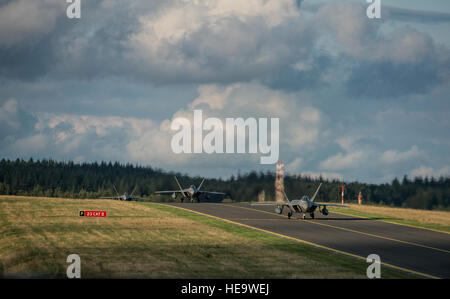 F-22 Raptor Flugzeuge Kampfpiloten zugewiesen der 95. Jagdstaffel am Tyndall Air Force Base, Florida, Taxi auf der Flightline 28. August 2015, auf der Spangdahlem Air Base, Deutschland. Die f-22 s führen unterschiedliche Luft Training mit anderen Jagdstaffeln in US Air Forces in Europe einzuschließende Kampfflugzeuge f-15 Eagle und f-16 Fighting Falcon. Die f-22 Raptor werden auch für kurze Zeiträume zu US-NATO-Basen bereitstellen. Die USAF vorwärts Präsenz in Europa ermöglicht Training mit US-Verbündeten und Partner zur Entwicklung und Verbesserung der Sicherheit in der Region.  Staff Sgt Christopher Ruano Stockfoto