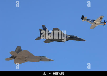 (von links nach rechts) Eine f-22 Raptor, F-15E Strike Eagle und p-51 Mustang, führen der historischen Heritage Flight Aviation Nation auf der Nellis Air Force Base in Nevada, 8. November 2008. Die Nellis AFB und Aviation Nation Luft zeigen, ist das Schaufenster der Luftstreitkräfte Airpower Fähigkeiten im 21. Jahrhundert in Luft, Raum und Cyberspace. Es ist das größte Luftfahrt-Event in Las Vegas. Die Messe fand vom 8. / 9. November statt. (US Air Force Photo/Senior Airman Larry E. Reid Jr. freigegeben) Stockfoto