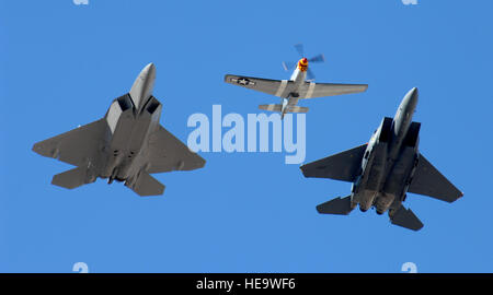 (von links nach rechts) Eine f-22 Raptor, p-51 Mustang und F-15E Strike Eagle, führen der historischen Heritage Flight Aviation Nation auf der Nellis Air Force Base in Nevada, 8. November 2008. Die Nellis AFB und Aviation Nation Luft zeigen, ist das Schaufenster der Luftstreitkräfte Airpower Fähigkeiten im 21. Jahrhundert in Luft, Raum und Cyberspace. Es ist das größte Luftfahrt-Event in Las Vegas. Die Messe fand vom 8. / 9. November statt. (US Air Force Photo/Senior Airman Larry E. Reid Jr. freigegeben) Stockfoto