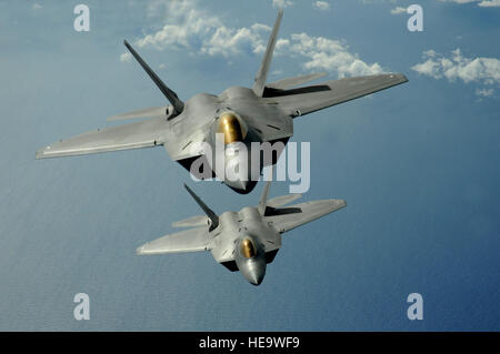 Zwei f-22 Raptor fliegen über dem Pazifischen Ozean nach einer Betankung Mission 9. März 2009. Die Greifvögel werden von Elmendorf Air Force Base, Alaska, zum 90. Expeditionary Kämpfer-Geschwader bei Andersen Air Force Base, Guam eingesetzt. Während ihres Einsatzes werden die Stealth-Kämpfer, sowie Wartung und Support beigeordneten in verschiedenen Übungen teilnehmen, die routinemäßige in einer Umgebung, die anders als ihre Heimatstation Ausbildung.  Master Sergeant Kevin J. Grünwald Stockfoto