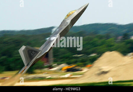 Generalmajor Paul 'Max' Moga, der erste F-22A Raptor Demonstration Team Pilot hat eine max. Steigung Sekunden nach dem Start der Flugzeuge während einer Flugzeug-Demonstration am 13 Juli. (U. S. Air Force Foto/Staff Sgt. Samuel Rogers) Stockfoto