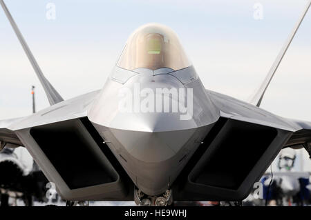 Ein F-22 Raptor der 49th Fighter Squadron bereitet sich auf eine Red Flag-Trainingsmission auf der Nellis Air Force Base in Nevada vor. Red Flag bietet realistisches Kampftraining mit US-amerikanischen und alliierten Luftstreitkräften. Stockfoto