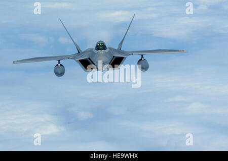 Eine f-22 Raptor fliegt über dem Pazifischen Ozean 2. Juli 2010, auf dem Weg zu seinem neuen Haus am gemeinsamen Basis Pearl Harbor-Hickam, Hawaii. Senior Airman Gustavo Gonzalez) Stockfoto