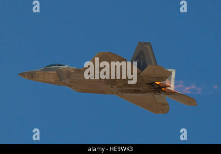 Eine f-22 Raptor von Tyndall Air Force Base, Florida, fliegt über Nellis AFB, Nevada, während rote Fahne 16-1, 5. Februar 2016. Zwölf Tyndall f-22 s nahm an rote Fahne 16-1, eine gemeinsame Ausbildung, Vollspektrum-Bereitschaft Übung entwickelt, um die realistischste Kampftraining möglich. Senior Airman Alex Fox Echols III) Stockfoto