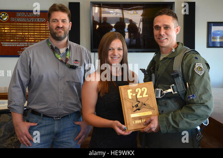 Air Force Lieutenant Colonel Brandon Tellez, 525th Fighter Squadron Kommandant und f-22 Raptor Piloten, wird mit einer Gedenktafel von Vertretern von Lockheed-Martin präsentiert Hervorhebung seine 1000.-Stunde-Meilenstein. Tellez hat seit 14 Jahren ein Kampfpilot und neun davon fliegen die Raptor ausgegeben wurden.  Airman 1st Class Javier Alvarez) Stockfoto