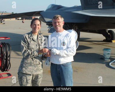 Oberstleutnant Catherine M. Jumper, 192. Aircraft Maintenance Staffelkapitän, präsentiert Andy Westrich, US-Navy im Ruhestand und lokalen Honig Biene Torwart, mit einer Münze am 11. Juni 2016 auf gemeinsamer Basis Langley-Eustis, Virginia. Westrich wurde genannt, um zu sparen und einen Schwarm von Bienen, die auf die Auspuff-Düse der f-22 Raptor Motor gelandet zu verlagern. (US Air Force Höflichkeit Foto) Stockfoto