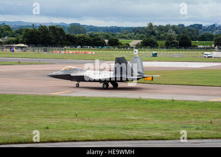 Zwei f-22 Raptor ausziehen von RAF Fairford, England, 12. Juli 2016, nach dem Abschluss der Flugshow.    Ein Aircrew 70. Air Refueling Squadron-Mitglieder ging Travis Air Force Base, Kalifornien, 11. Juli 2016 auf dem Weg zur Royal Air Force Base Fairford in Gloucestershire, England. Der Zweck der Reise ist F-35A Lightning II-Kampfjets, die in die Vereinigten Staaten zurückkehren nach der Teilnahme an der weltweit größten Flugschau zu tanken. (US-s von Staff Sgt Madelyn Brown) Stockfoto